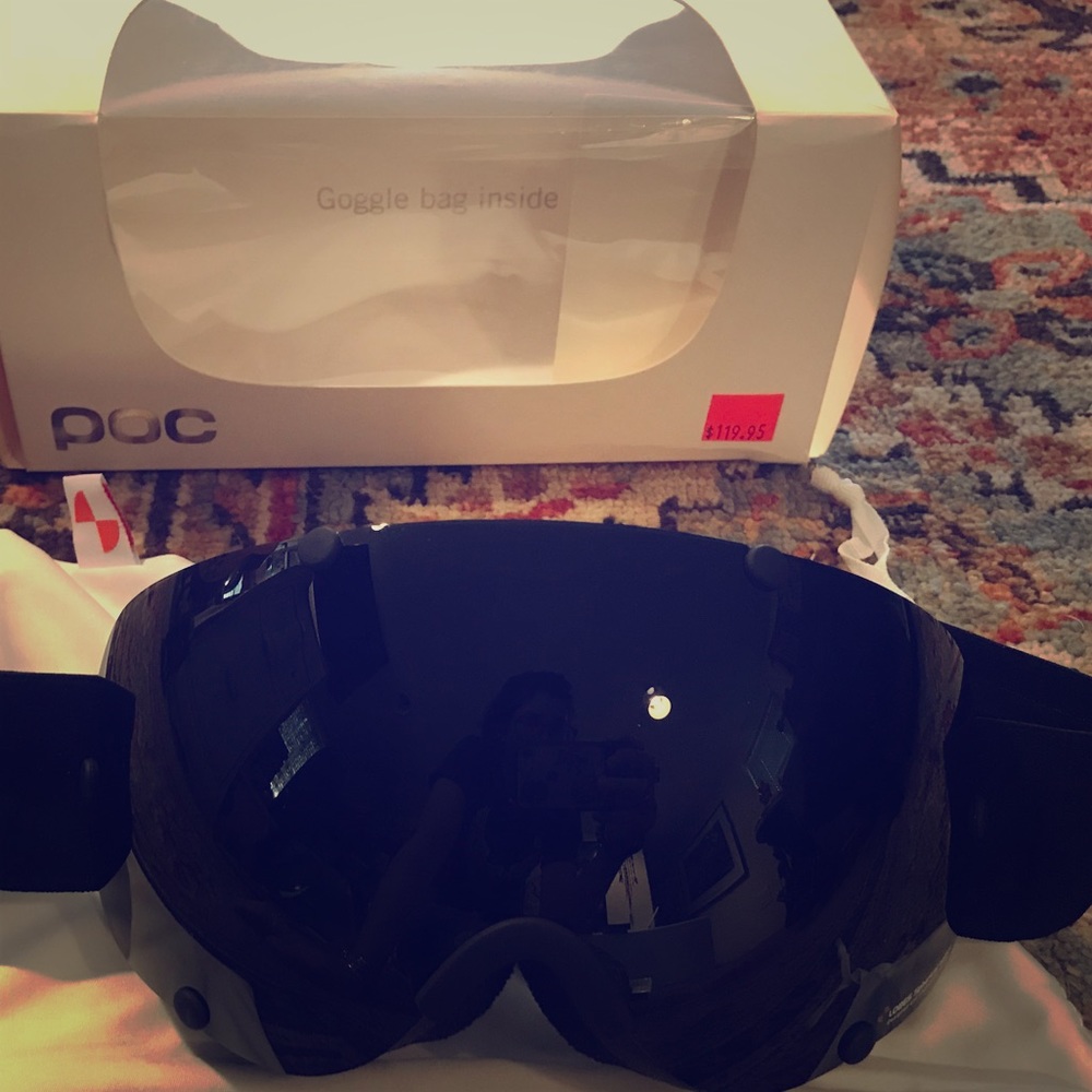 Lobe All Black snow goggles.